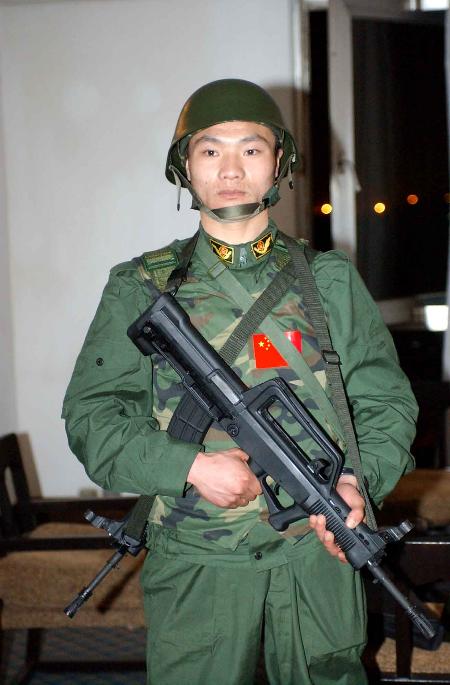 图文:保卫中国驻伊拉克使馆的中国武警(1)