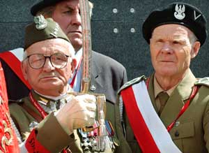 一名参加过二战的波兰老兵在出席华沙起义博物馆揭幕仪式时举起军刀