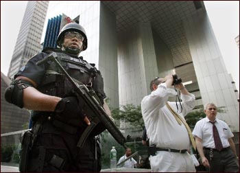 8月2日,两名美国纽约特警在花旗集团公司大楼前警戒