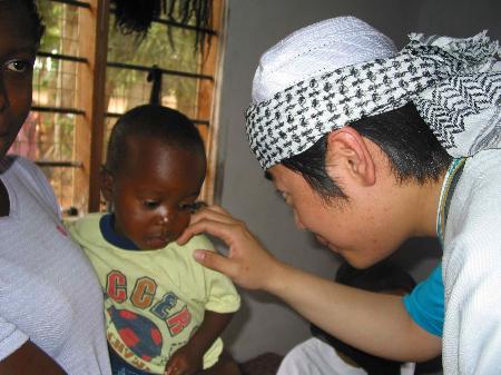 图文:联合国儿童基金会亲善大使郎朗访问坦桑
