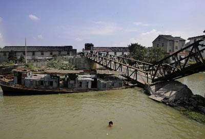图文:杭州两货运船撞塌铁桥