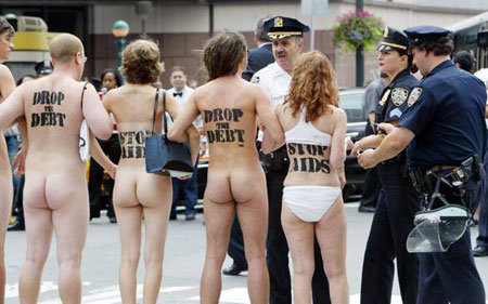 组图：裸体抗议美国共和党全国大会