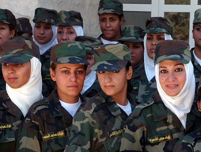 图文:伊拉克女兵在约旦接受训练