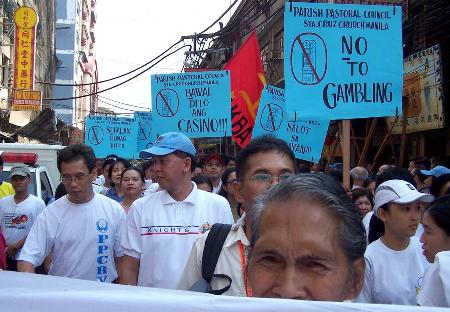 9月24日,居住在菲律宾首都马尼拉的华人在当地唐人街组织游行