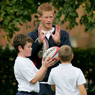 哈里王子在全英执教橄榄球 小学生惊喜追星 (图