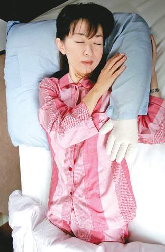 日本热卖“男人臂弯”枕头，从此孤枕不再难眠(图)