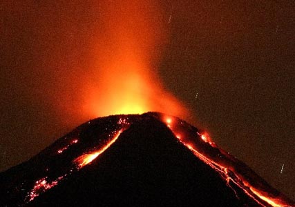 图文:墨西哥科利马火山持续喷出大量岩浆