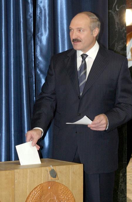 文:[国际]白俄罗斯总统卢卡申科参加全民公决和