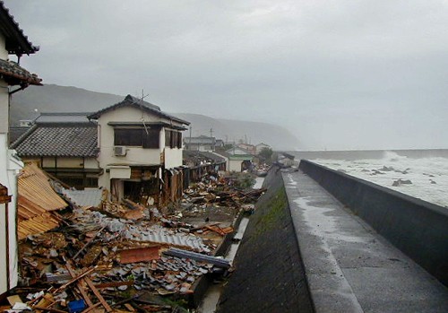 日本再遇强台风已有16人死亡20人失踪(组图)