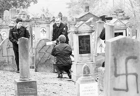 92座墓碑被涂纳粹标记法国犹太人墓地遭亵渎