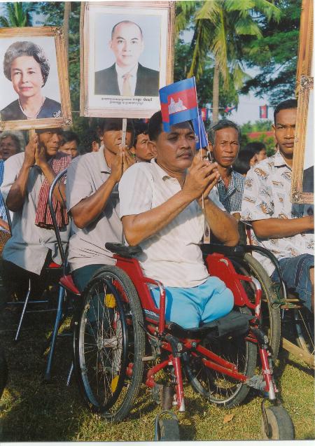 图文:柬埔寨国王西哈莫尼视察磅士卑省(3)