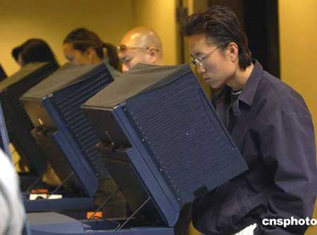 组图:硅谷首次改用电脑屏触式投票机进行选举