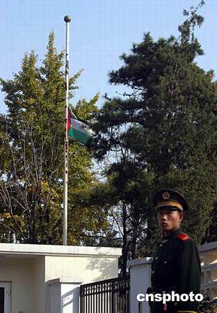 组图：巴勒斯坦驻华使馆降半旗向阿拉法特致哀