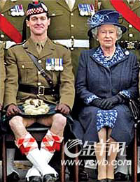 英国一军官胆大包天 与女王合照故意泄春光(图)