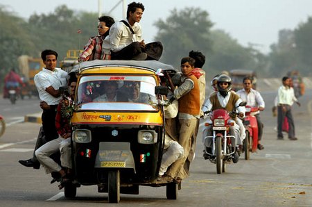 图文:印度村民搭乘三轮车