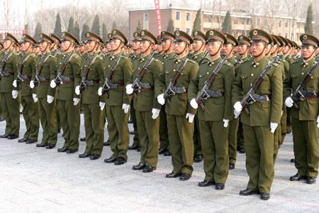 经中央军委批准,新式士兵常服今冬起配发部队.