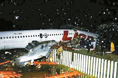 印尼客机冲出跑道断成两截至少造成37人伤亡(图)