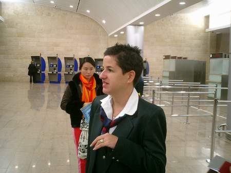 图文:以色列旅游部接待官员在机场迎接代表团