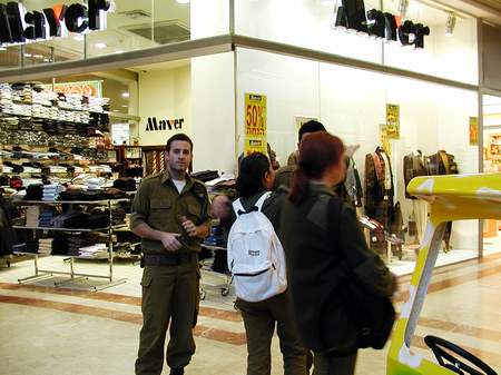 组图:在商场悠闲购物的以色列士兵(1)