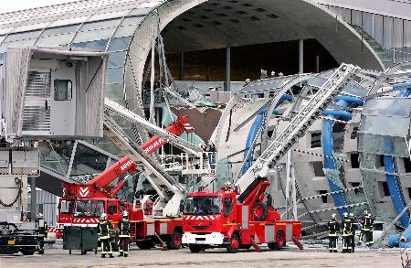 图文:法国巴黎戴高乐机场屋顶坍塌