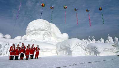 世界最大单体雪雕"圣诞老人(组图)