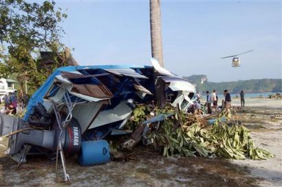 图文:泰国南部被海啸毁坏的快艇