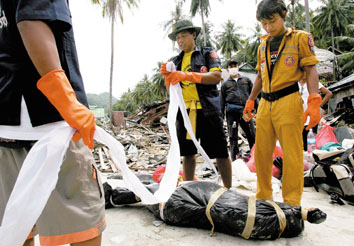 30日,泰国搜救人员在旅游胜地披披岛处理海啸死难者的尸体.