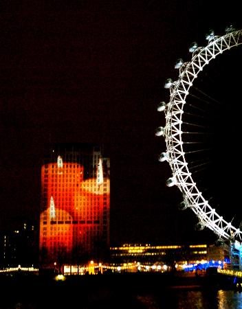 图文:伦敦新年前夜悼念海啸死难者