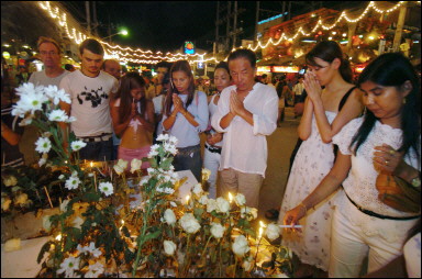 图文:外国游客和本土居民为泰国普吉岛遇难者