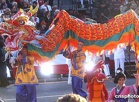 美国举行新年玫瑰花车游行主题为欢庆家庭