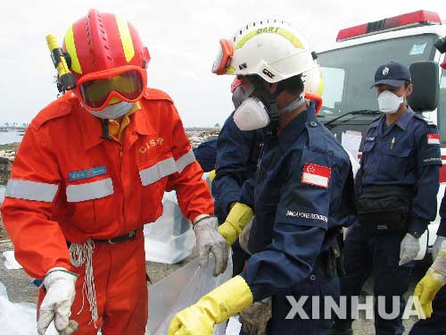 中国国际救援队在班达亚齐清理遇难者遗体(组图)