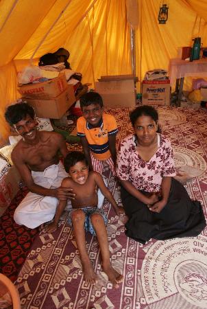 图文:斯里兰卡灾民搬进中国援助的帐篷
