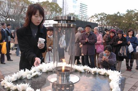 图文:日本悼念阪神大地震10周年(1)