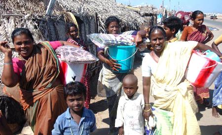 图文：印度金奈灾民领取救济品