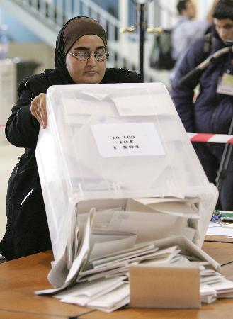 图文：工作人员在约旦首都安曼的投票站整理选票