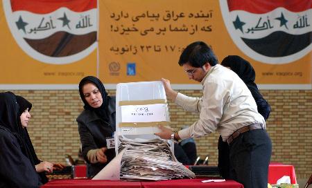 图文：工作人员在伊朗首都德黑兰的投票站整理选票