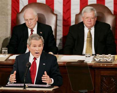布什在国会发表国情咨文聚焦两次国情咨文对比
