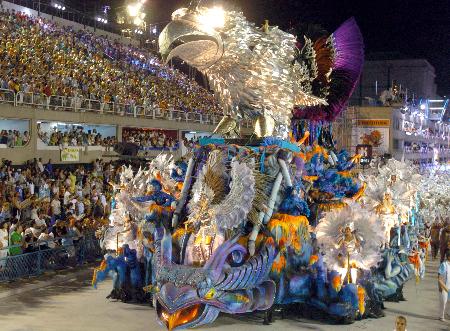 2月8日,巴西里约热内卢一个桑巴舞学校的彩车通过桑巴广场.