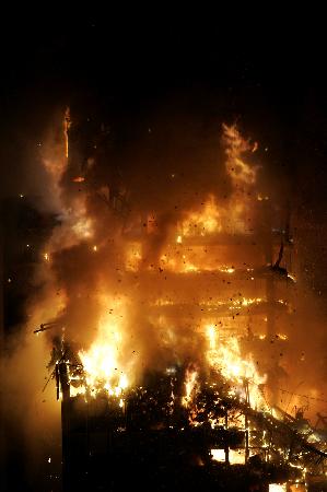 图文:马德里商业区一办公大楼发生大火