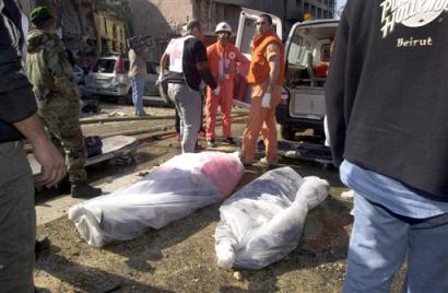 搜救人员在处理遇难者尸体