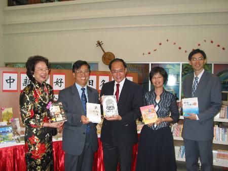 图文:[国际]中国向新加坡南洋女子中学赠书