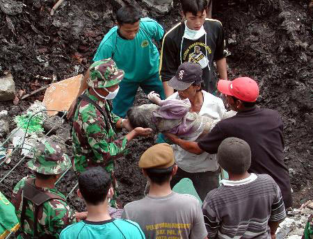 印尼万隆附近垃圾场遭遇泥石流侵袭20人死亡