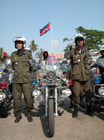图文:中国援助柬埔寨400辆警用摩托车(3)