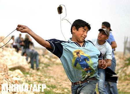 组图：以军向巴勒斯坦示威者发射催泪瓦斯