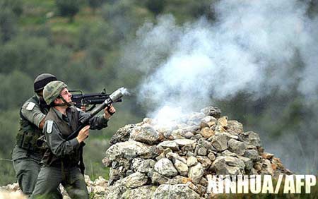 组图：以军向巴勒斯坦示威者发射催泪瓦斯