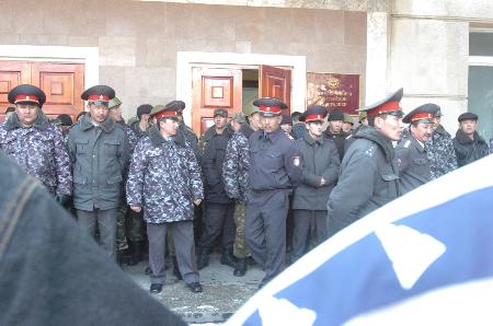 图文：吉尔吉斯斯坦议会大楼前发生抗议活动(2)