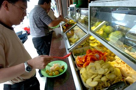 组图:印尼水果餐厅生意火