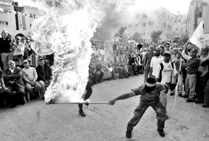 一名哈马斯成员怒烧以色列国旗