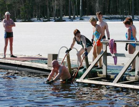 组图:芬兰人爱冬泳