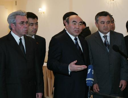 阿卡耶夫签署声明正式辞去吉总统职务